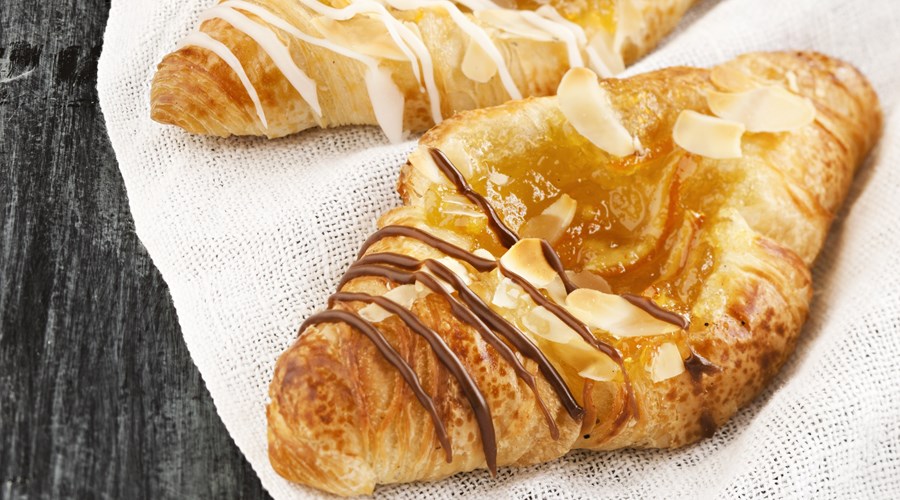 Appelsiini-manteli croissant