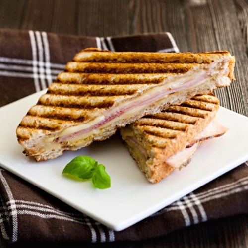 Lämmin kinkku-juusto-toast