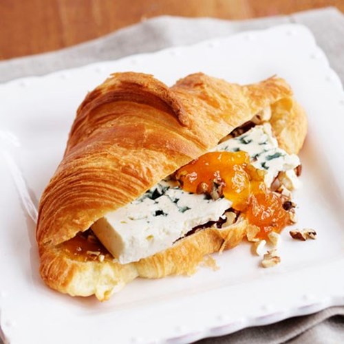 Sinihomejuusto-marmeladi croissant