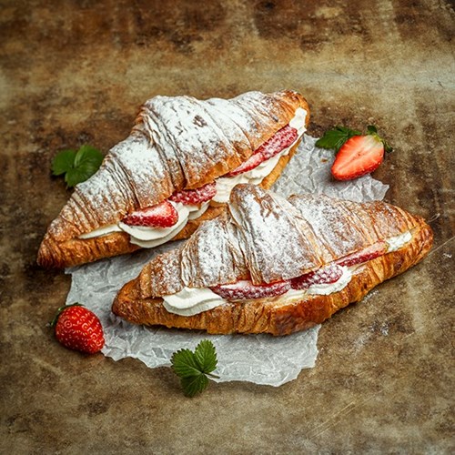Lehtevät croissant-pakasteet paistuvat nopeasti ja voit tuunata niitä heti uunista otettuina niin suolaiseen kuin makeaan nälkään. Katso parhaat reseptit.
