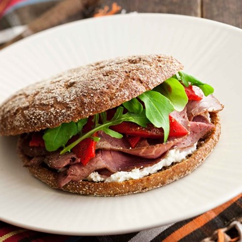 Paahtopaisti-paprika-piparjuurileipä