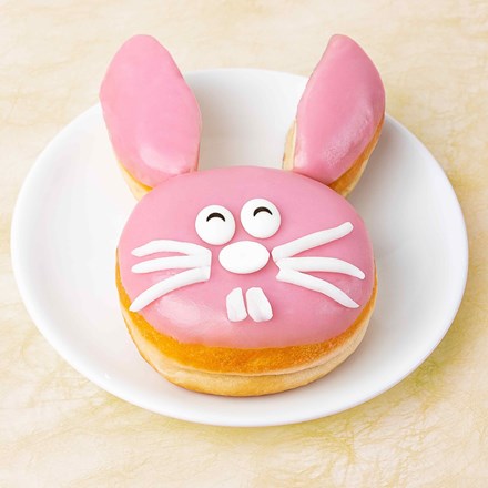 Vappuna kannattaa munkit tuunata mitä villeimmillä koristeilla. Katso ideoita.